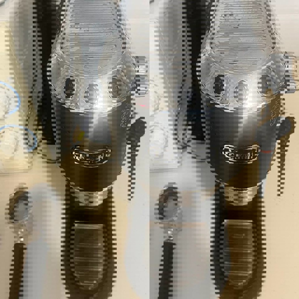 Кофемашина DeLonghi Dedica EC685