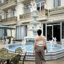 Стеганная укороченная куртка - фото 7