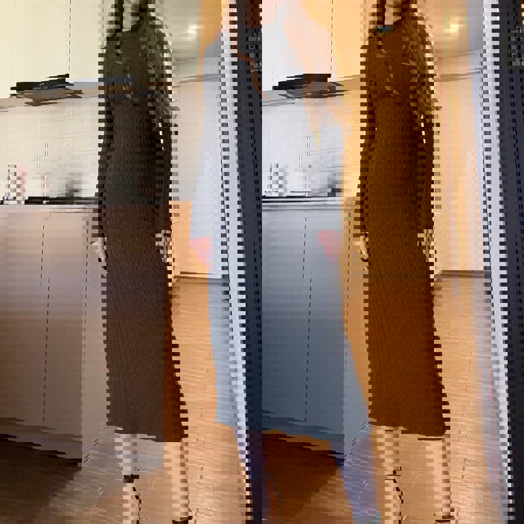 Серое платье ниже колен