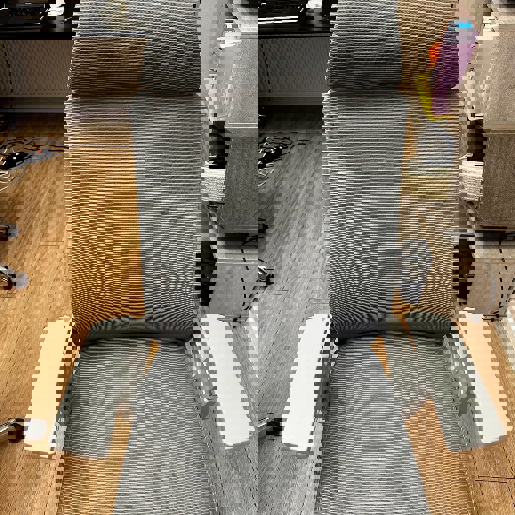 Серое кресло