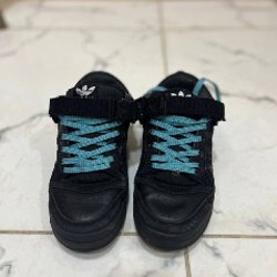 Чёрные кроссовки adidas - фото 3