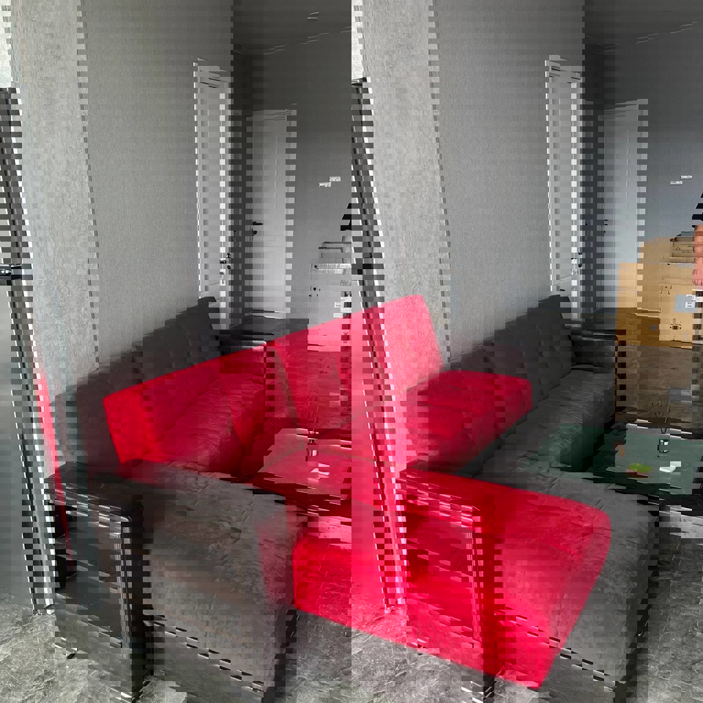 Красный диван