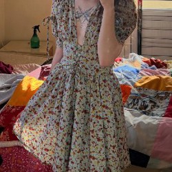 Платье выше колена с глубоким вырезом - фото 2