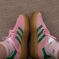 Розовые кроссовки adidas gazelle - фото 2