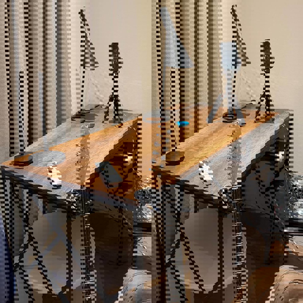 Стол с деревянной столешницей