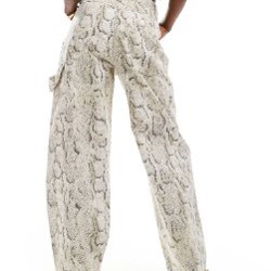 Джинсы BERSHKA с змеиным принтом - фото 7