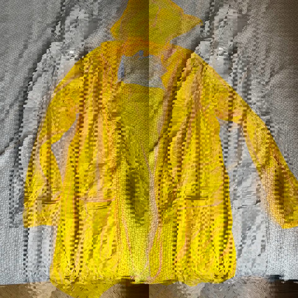 Дождевик желтый