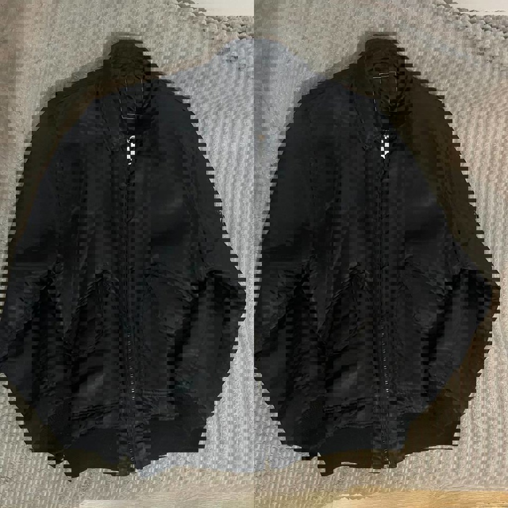 Бомбер куртка