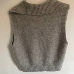 Вязаная жилетка - фото 2