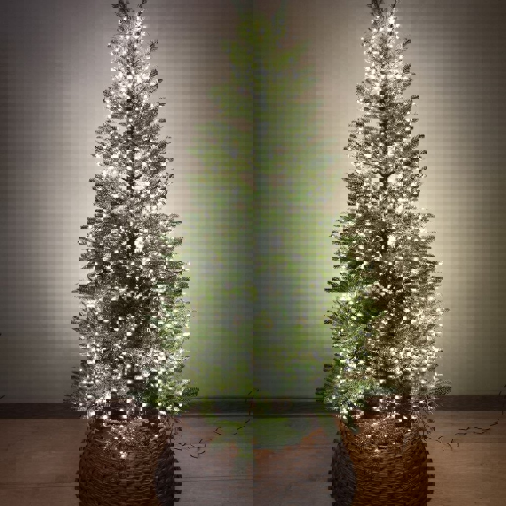 Ёлка с корзиной и гирляндой