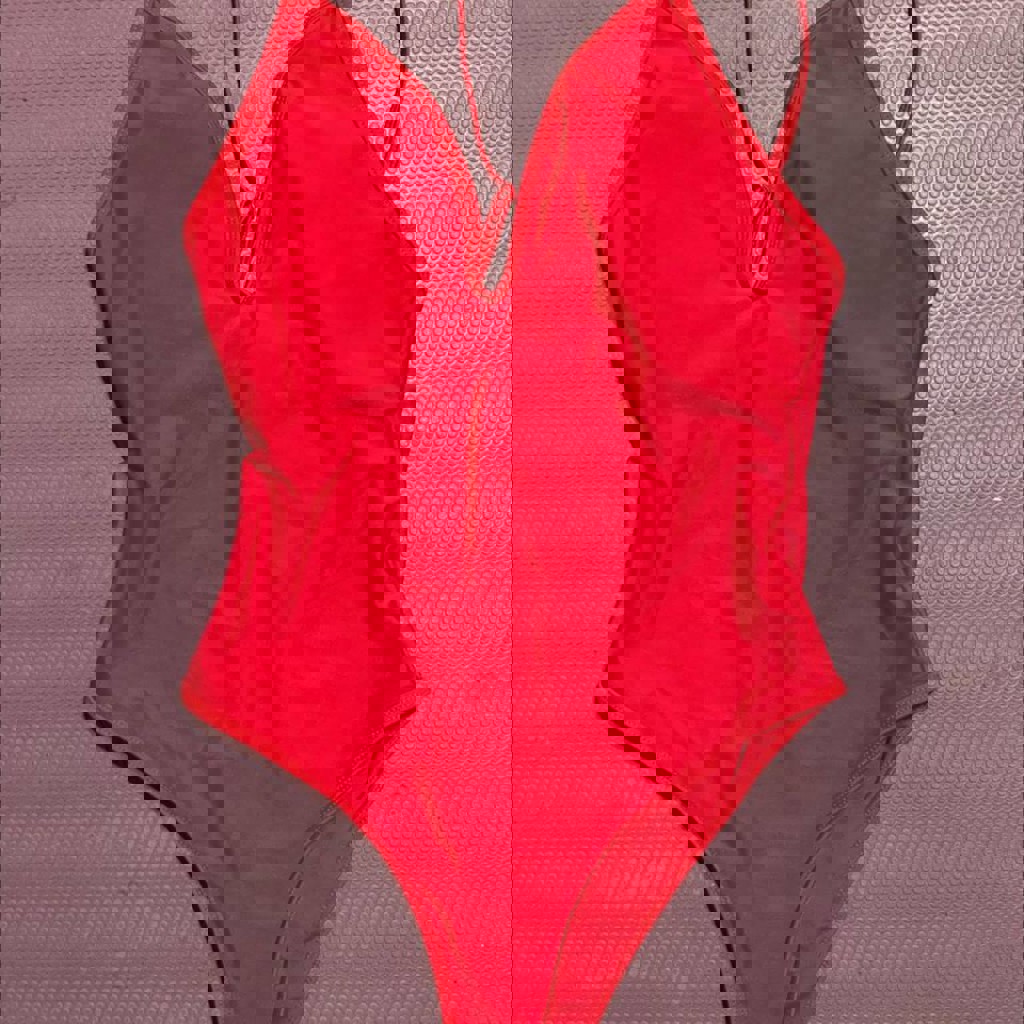 Красный купальник