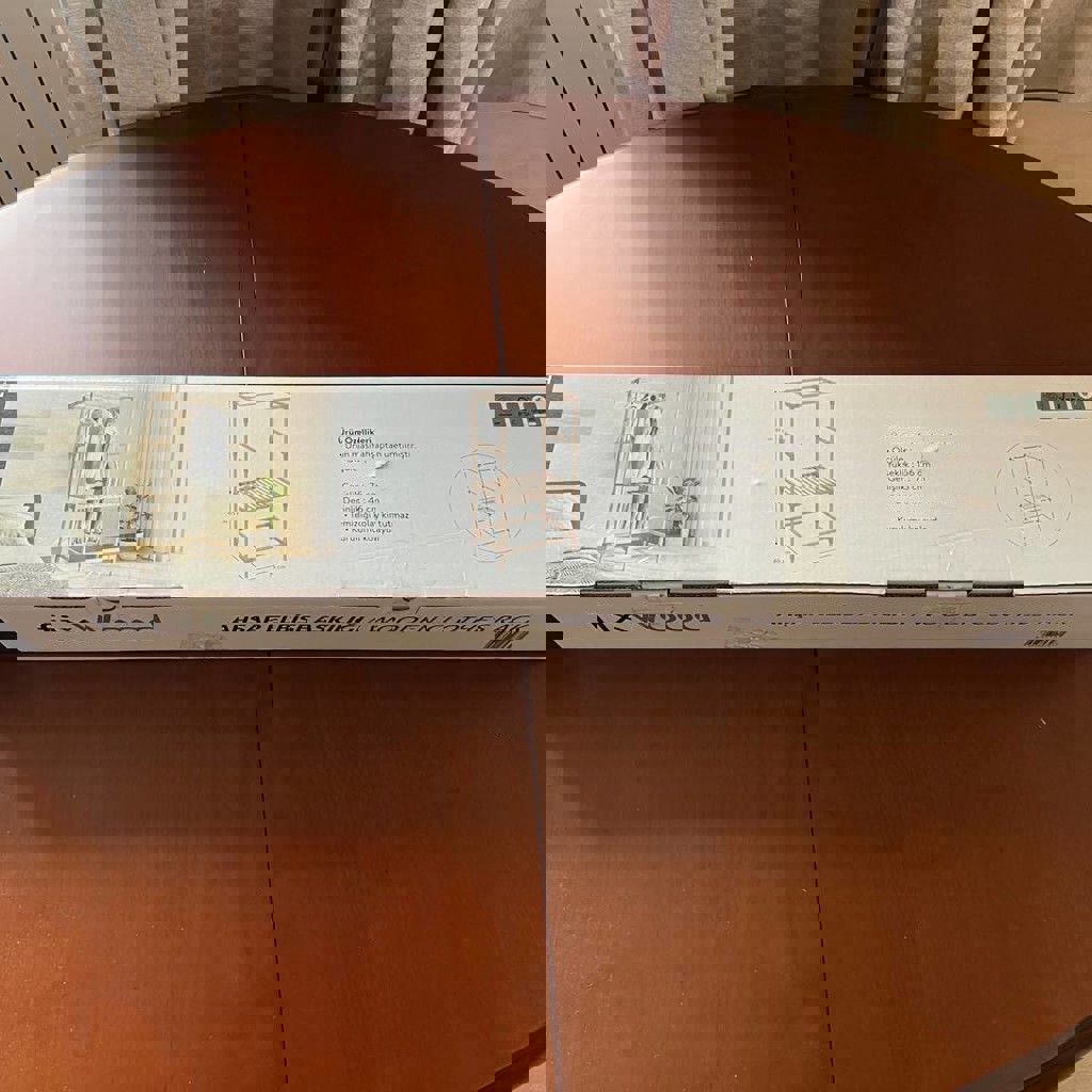 Вешалка для одежды с полочками