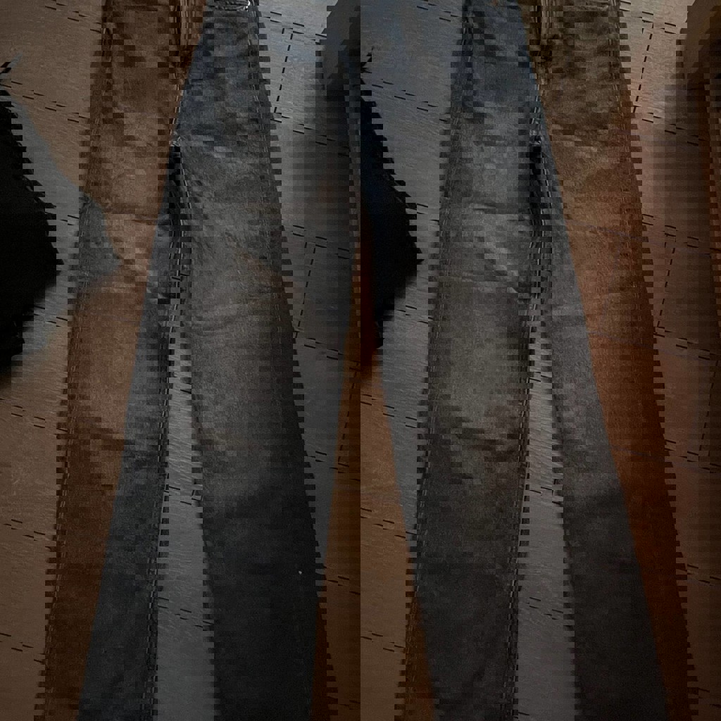 Пара черных джинсов