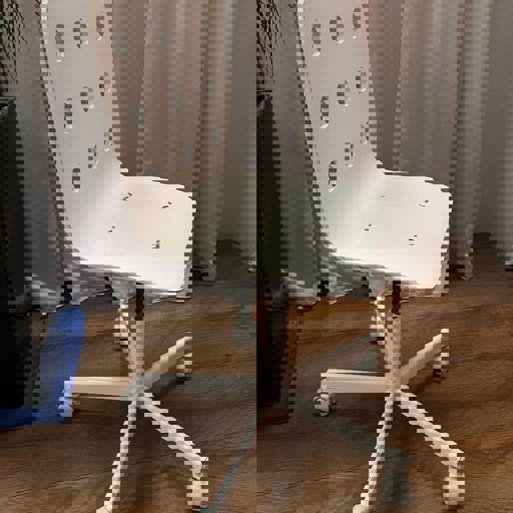 Стул на роликах