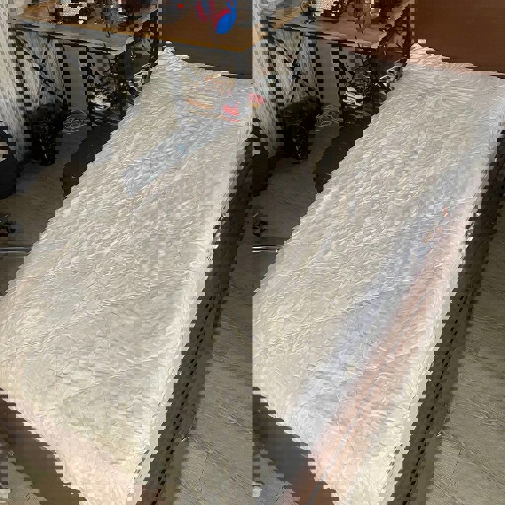 Полуторная кровать с матрасом