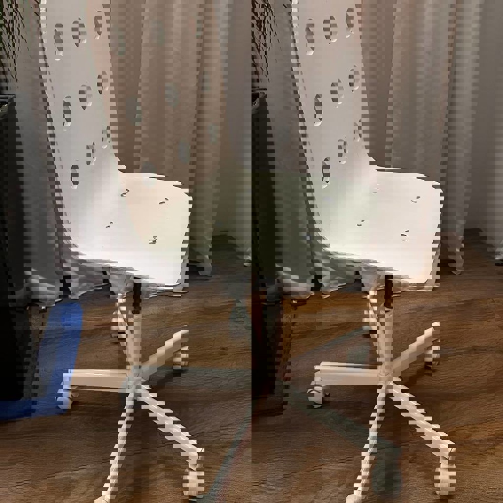 Стул на роликах