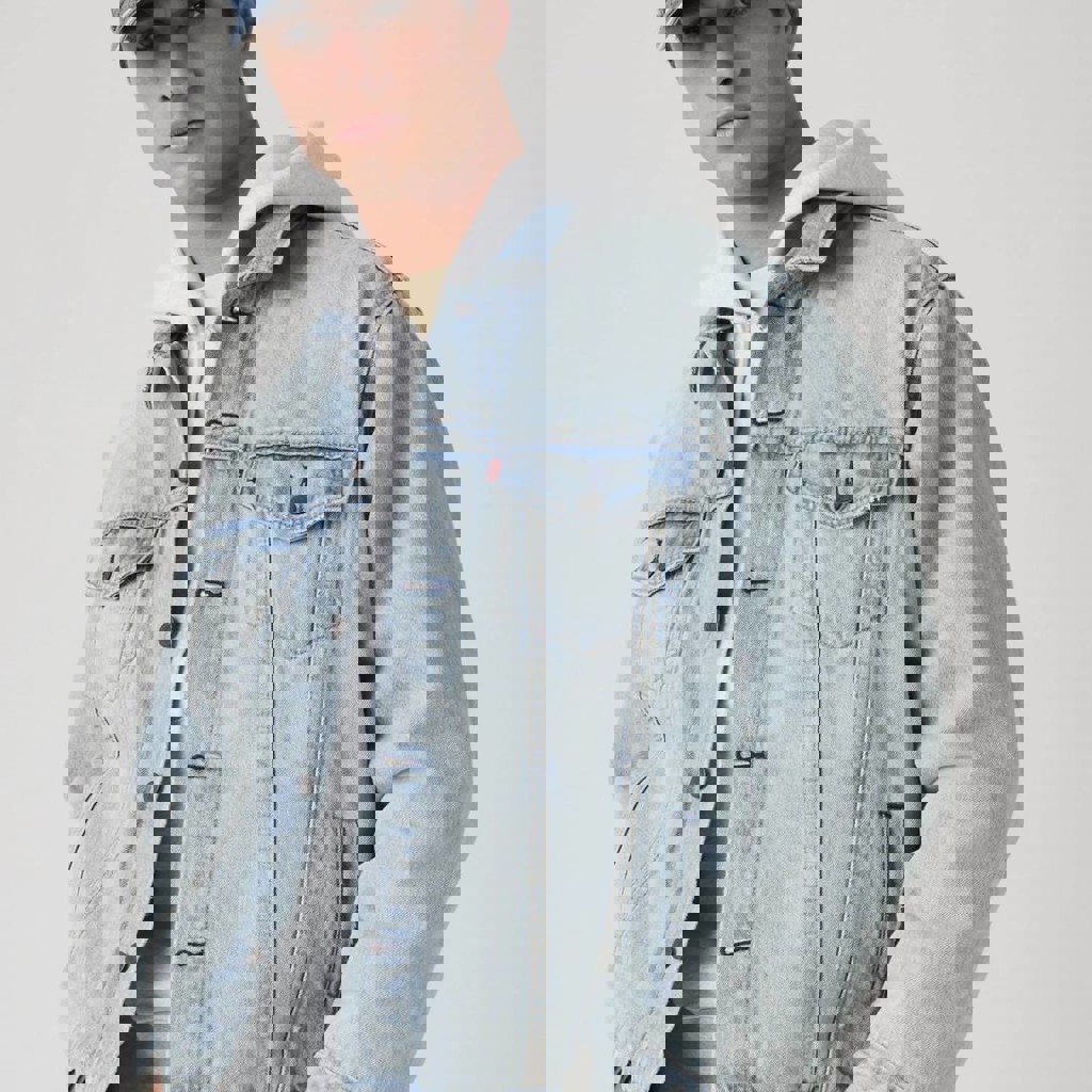 Светлая джинсовая куртка