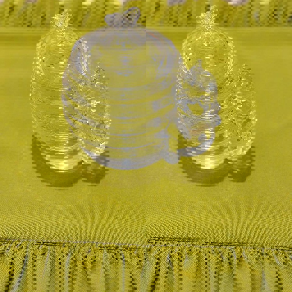 Маленькая ваза со стеклянными цветами