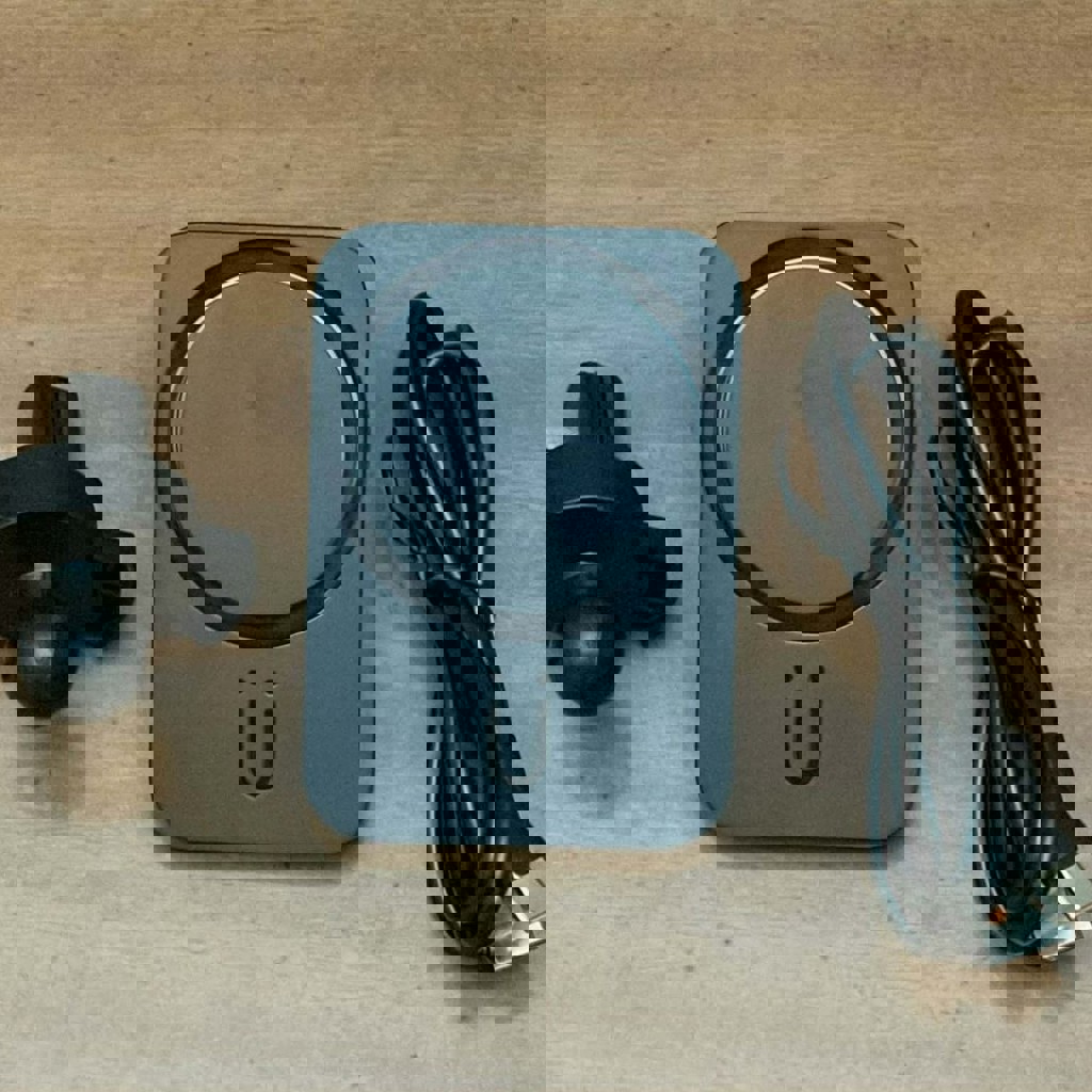 Маленькое зарядное устройство с фонариком