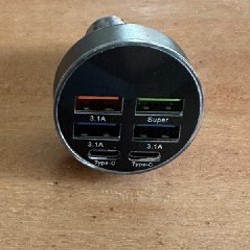 Маленькое зарядное устройство с фонариком - фото 7