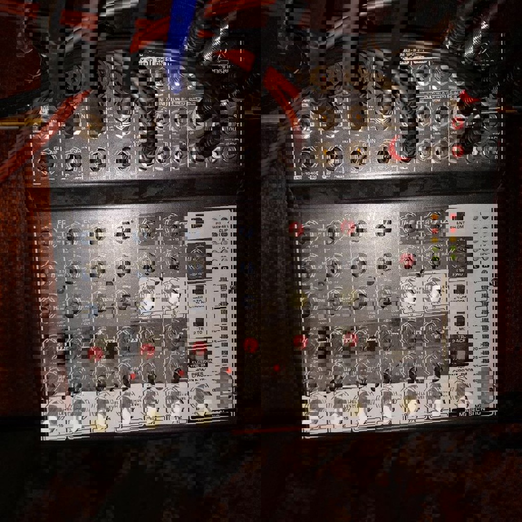 Микшерный пульт Behringer xenyx 1202