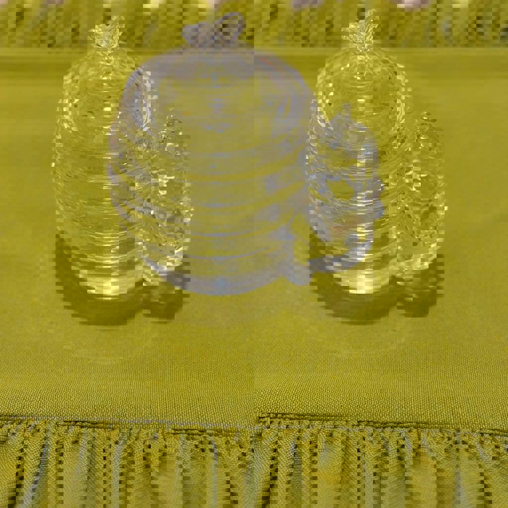 Маленькая ваза со стеклянными цветами