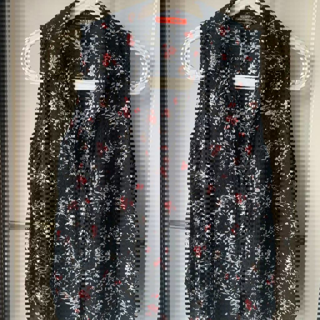 Чёрная блуза без рукавов