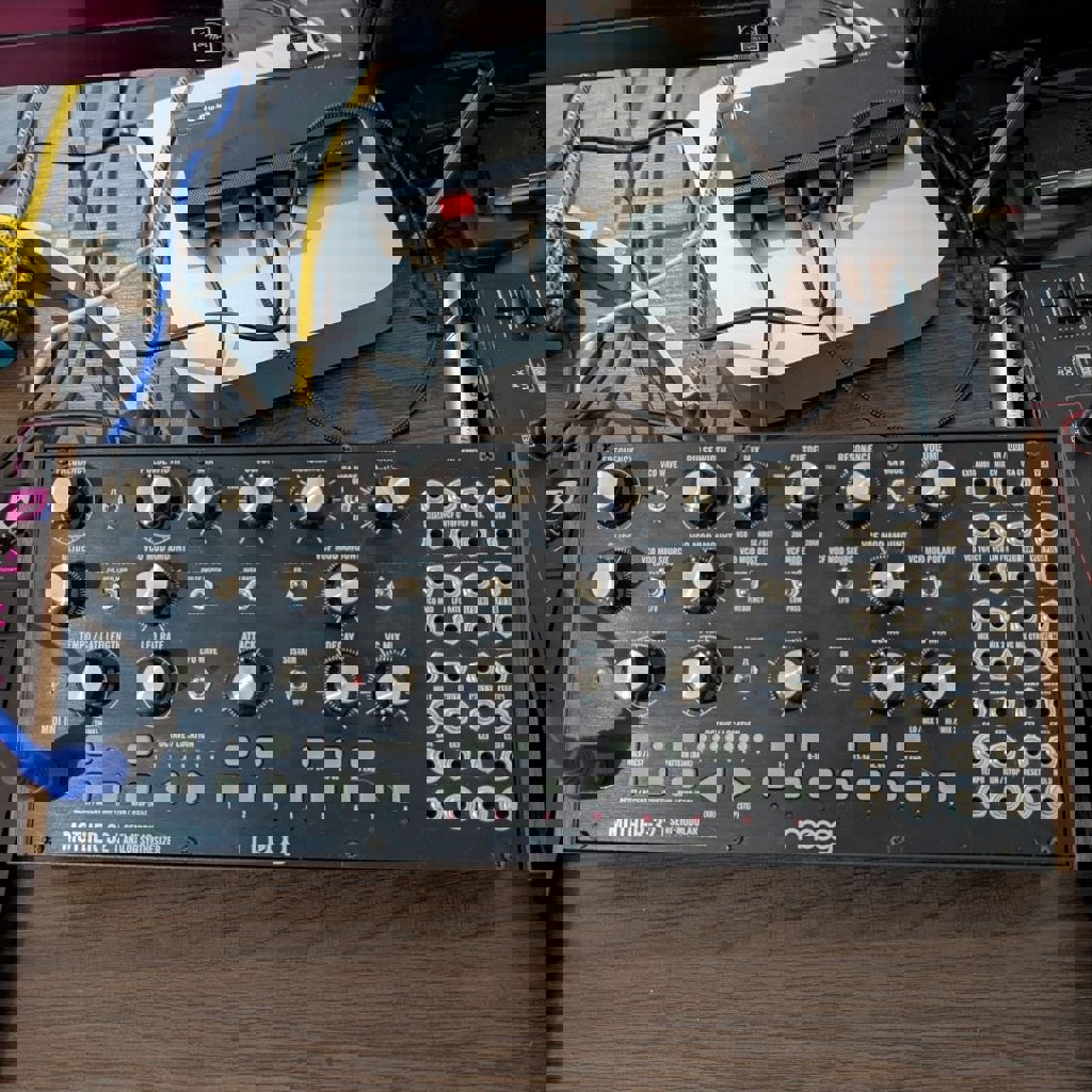 Синтезатор Moog mother 32