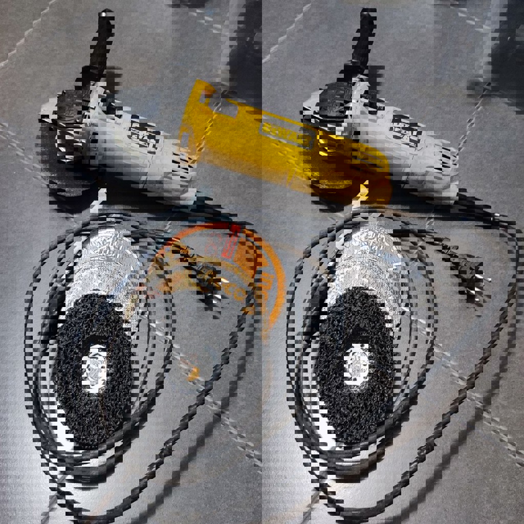 Угловая шлифовальная машина Dewalt