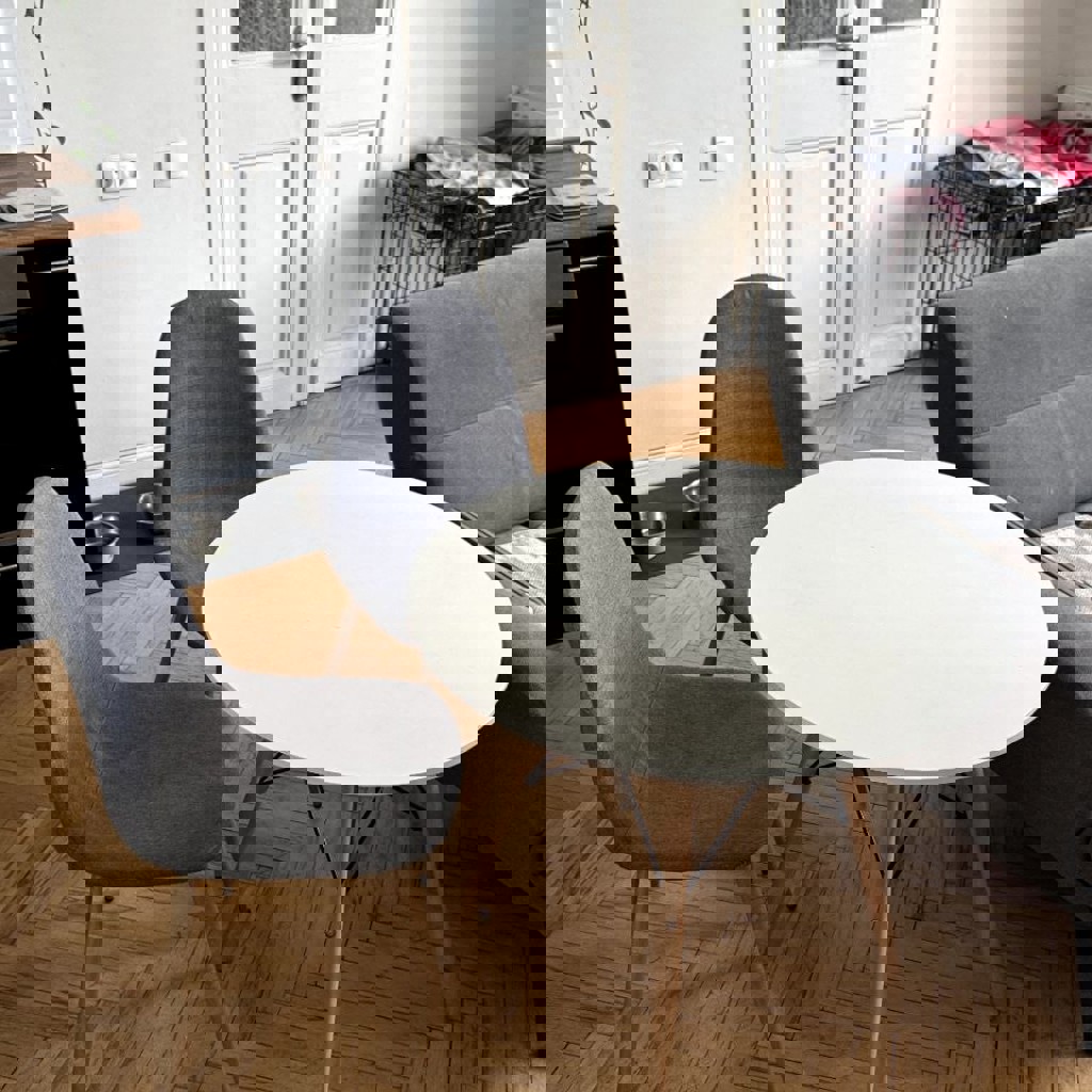 Стол и стулья