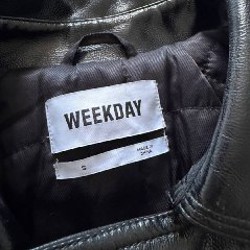 Чёрный виниловый тренч Weekday - фото 2