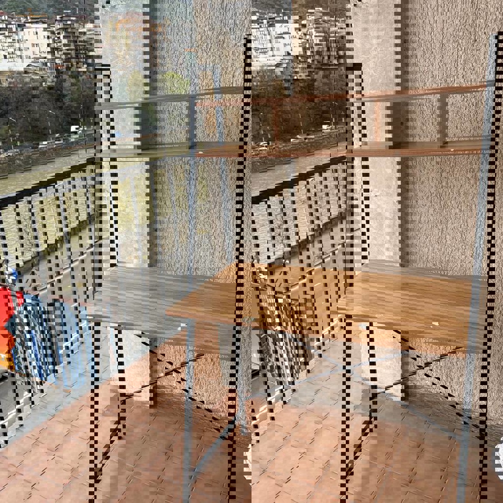 Небольшой стол с полочками