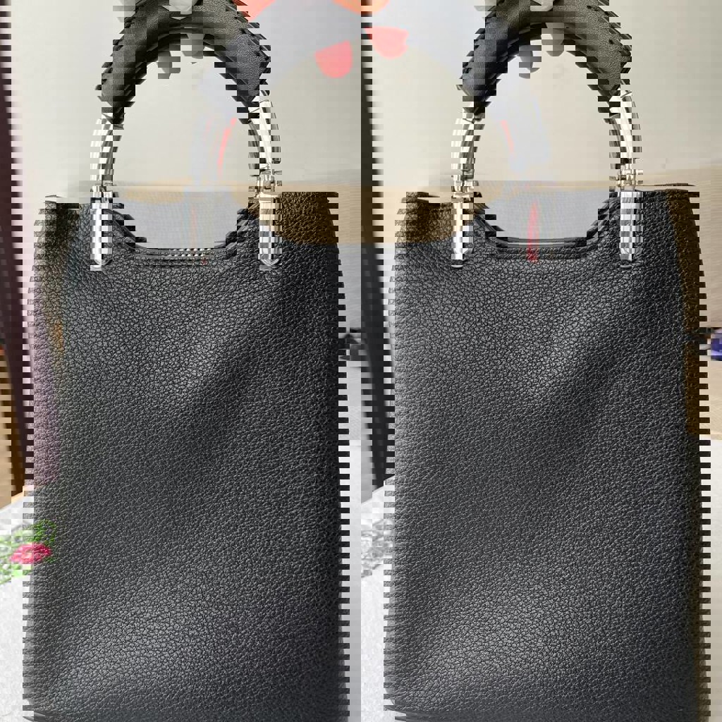 Чёрная сумка с короткой ручкой