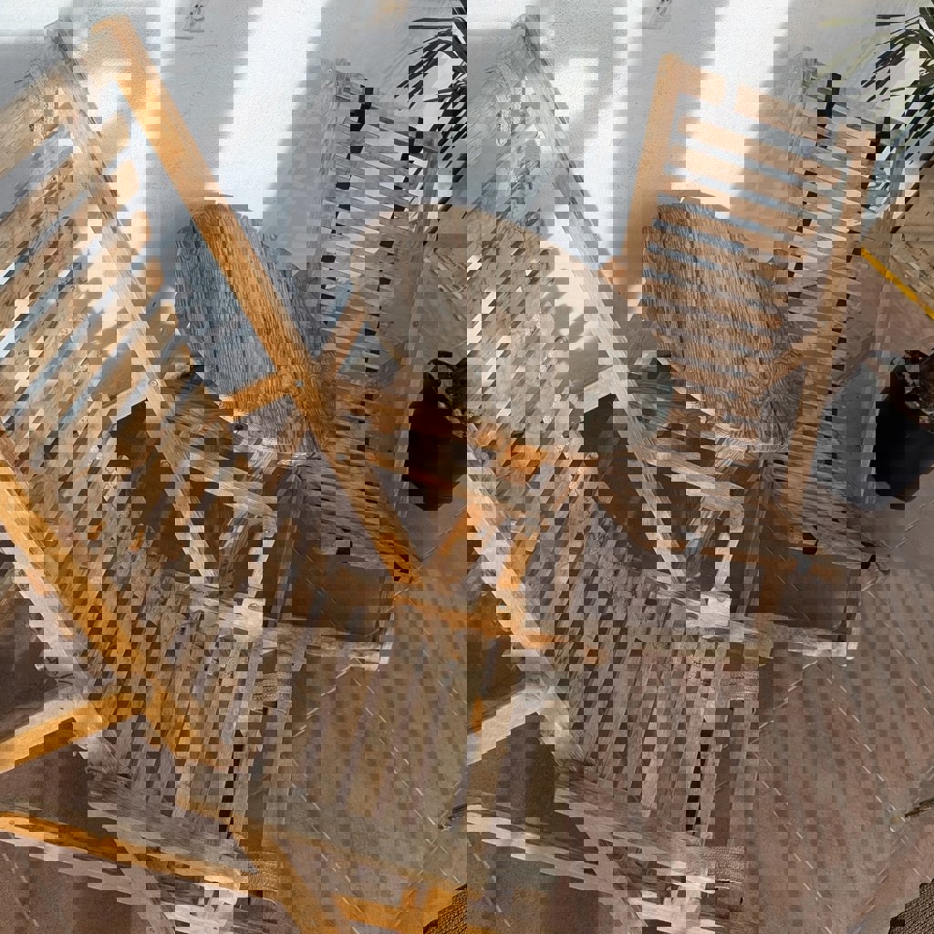 Столик и 2 раскладных стула