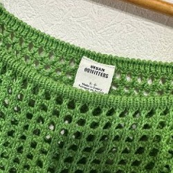 Короткий вязанный свитер - сеточка - фото 4