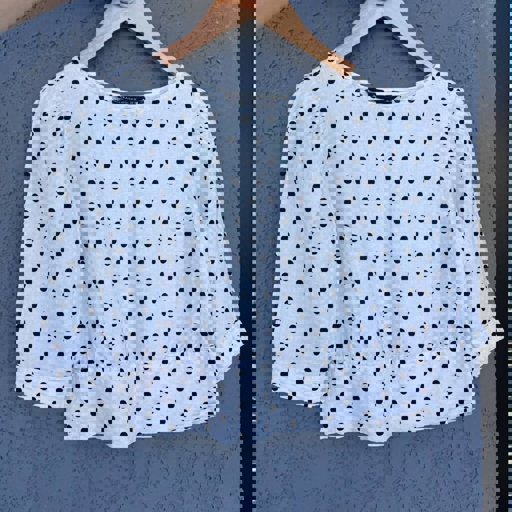 Белая блузка в чёрный горошек