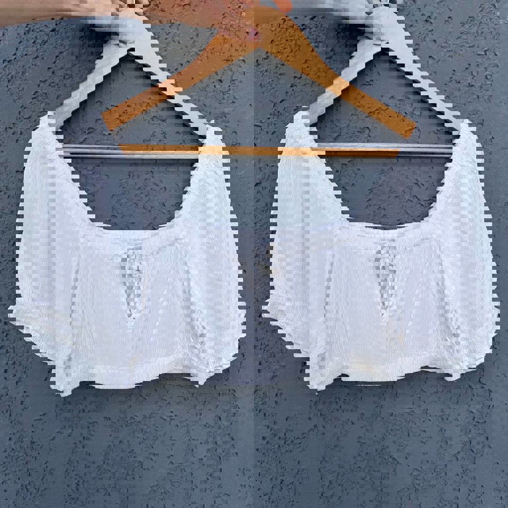 Белый топ с завязками на груди