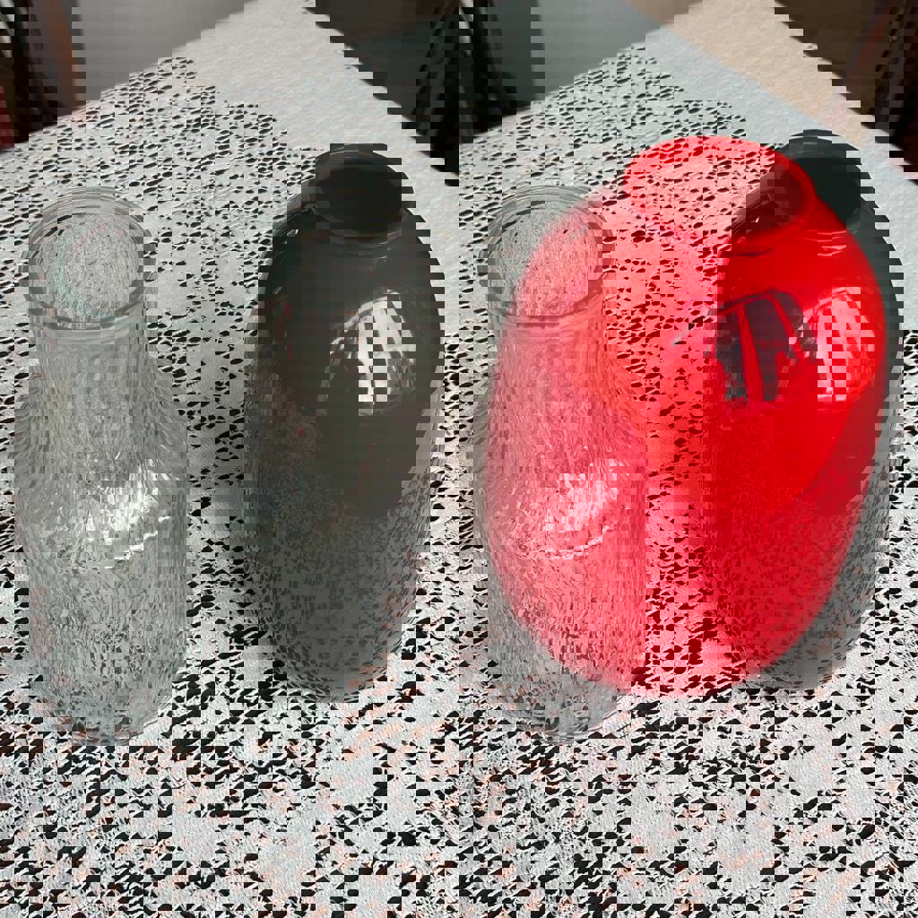 Красная ваза