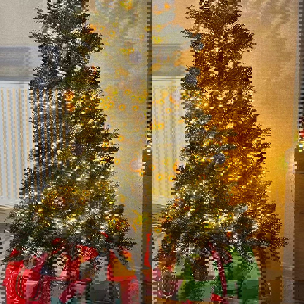 Елочка с игрушками