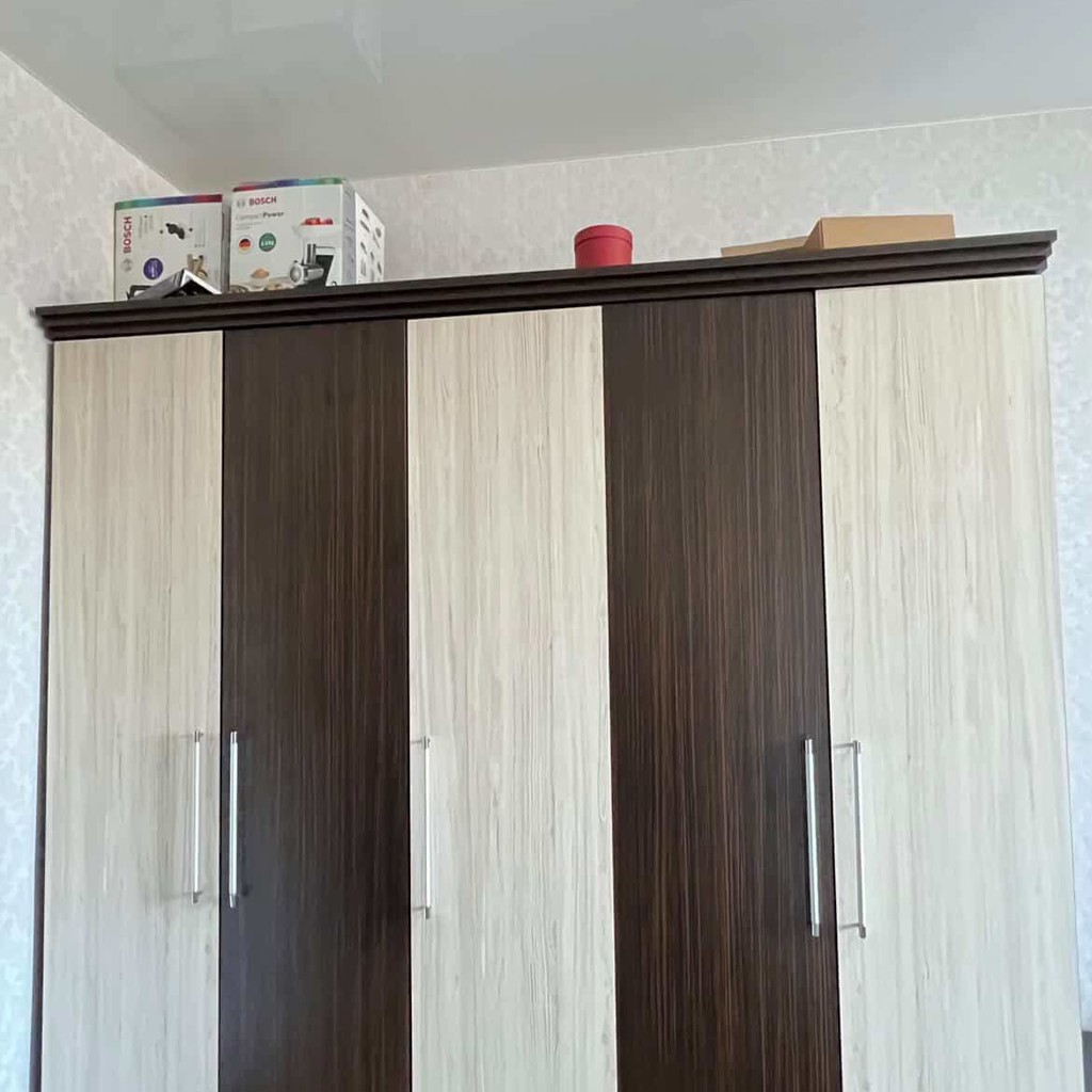 Гардероб, тумбочка и шкаф с зеркалом