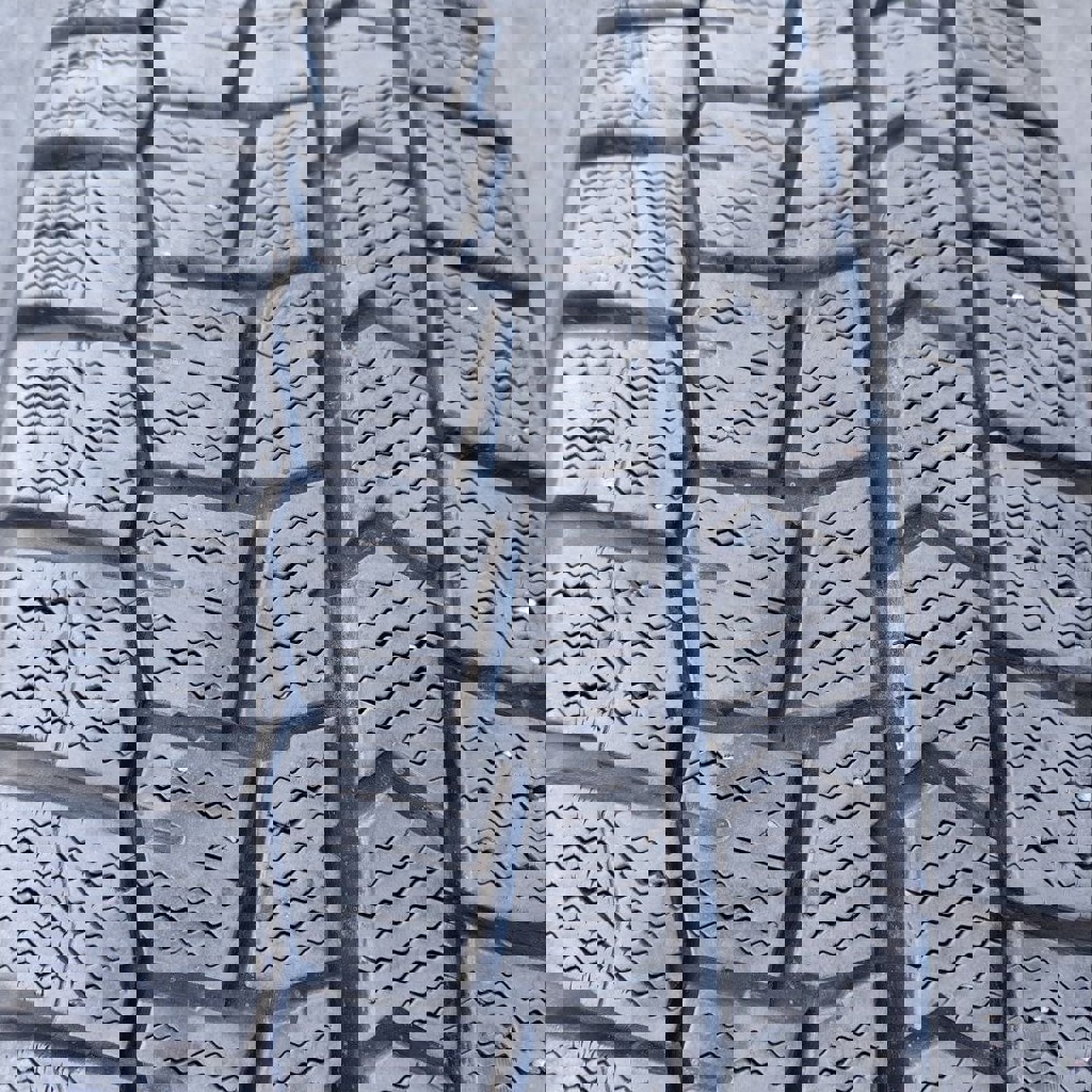 Комплект зимних шин