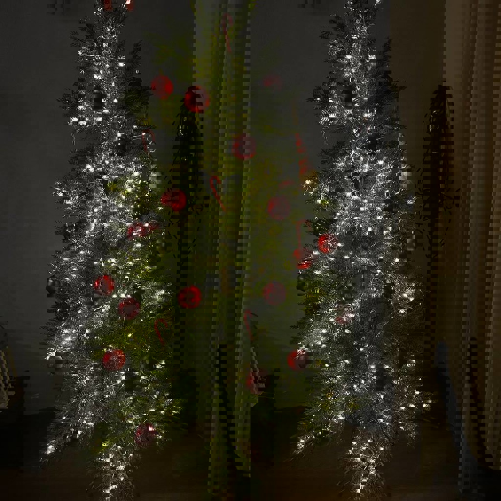 Елка с игрушками и гирляндой