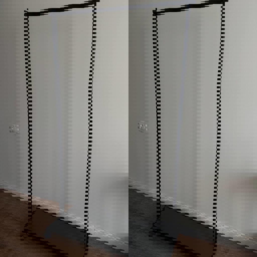 Массивная железная вешалка для одежды