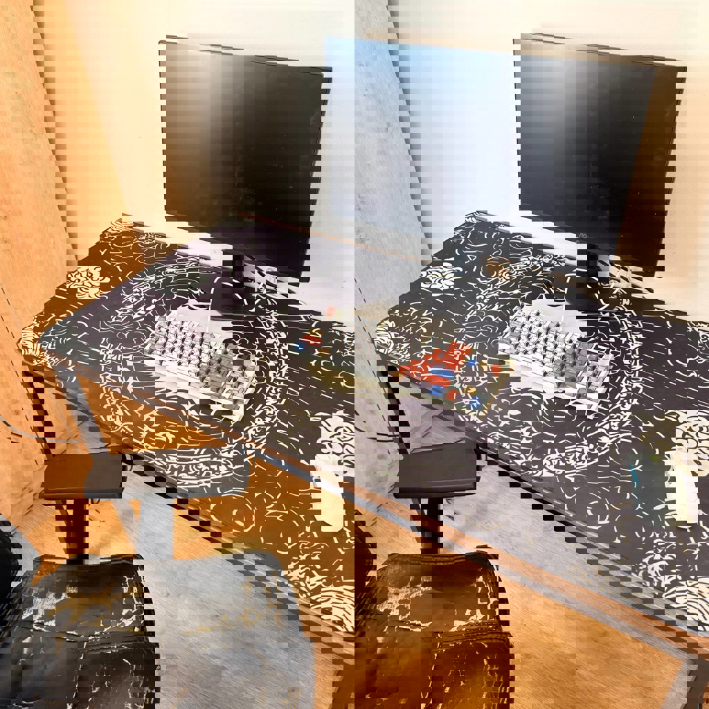 Стол с ковриком и креслом