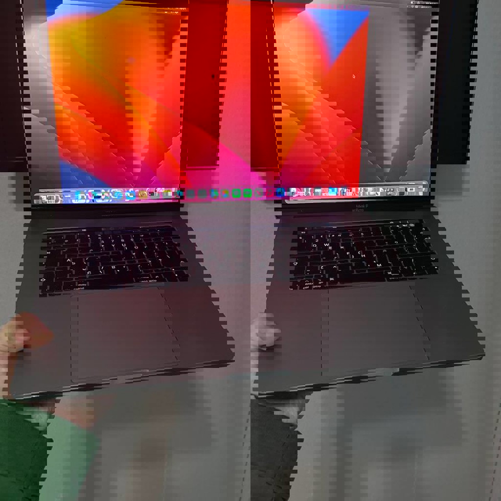 MacBook Pro 2017 15.6 дюймов