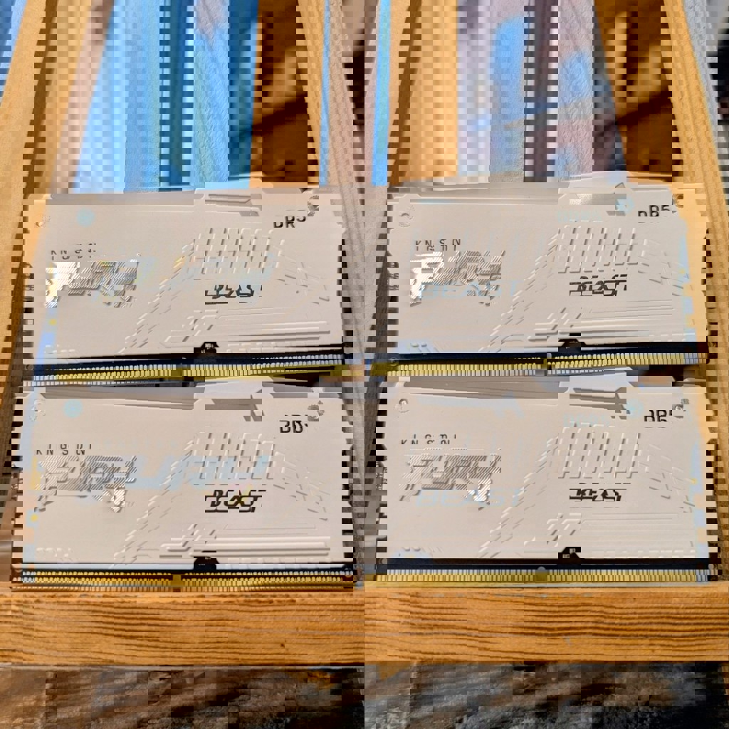 Оперативная память Kingston Fury Beast White RGB