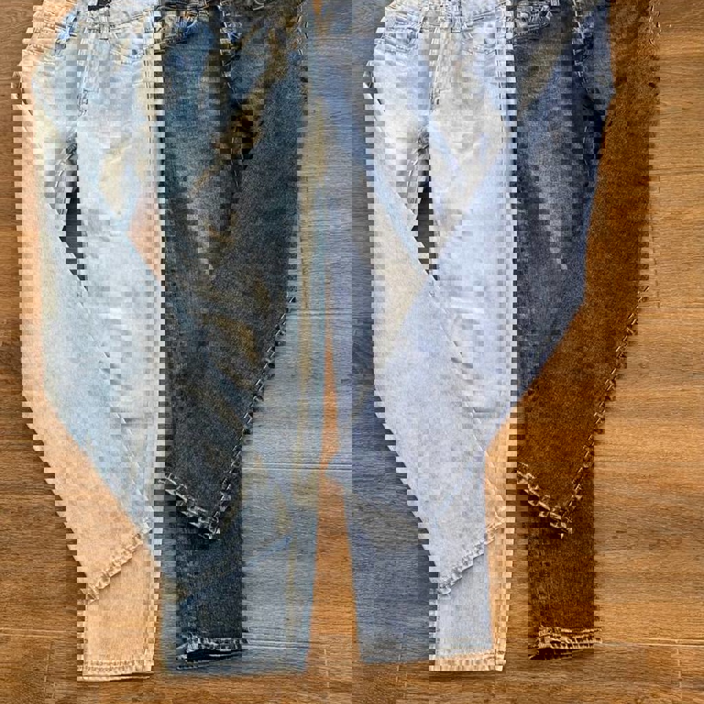 Темные джинсы