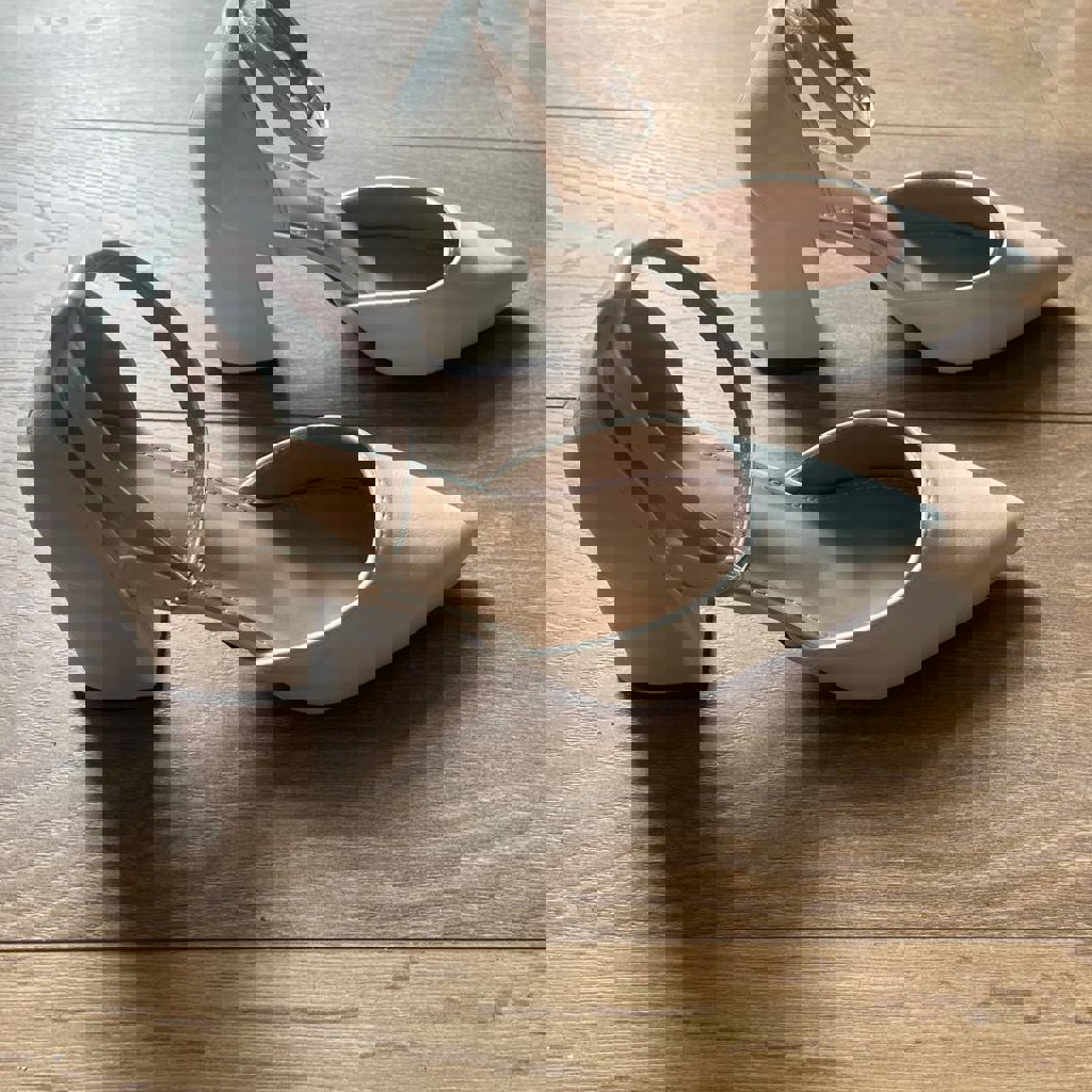 Белые туфли на среднем каблуке