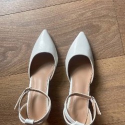 Белые туфли на среднем каблуке - фото 2