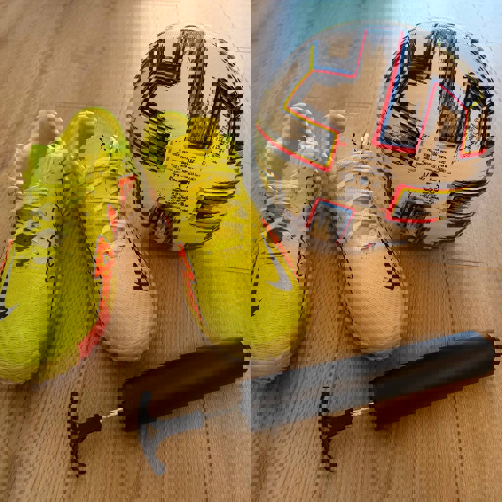 Бутцы + футбольный мяч + насос